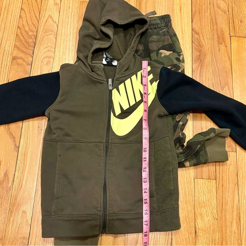 ✨ NIKE ✨ Little Boy’s Camo Set Joggers And Zip Up Hoodie Sweatshirt Sz M 5-6yrs - Picture 8 of 10